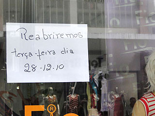 Cartaz em loja fechada