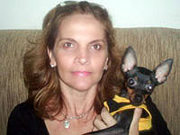 foto de Leila com o cachorro no colo