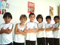 Imagem de  meninos com cara de bravo representando que n?o gostam da roupa dos rebeldes, grupo mexicano que faz sucesso com suas dan?as