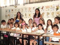 Imagem de professoras e crian?as em sala de aula