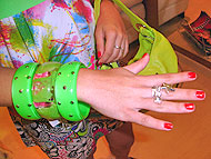 foto de pulseiras verdes e anel com pingente