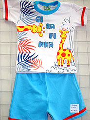 foto de um conjunto com estampa de girafa title=