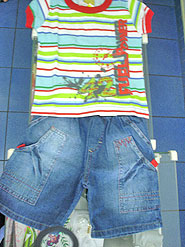 foto de um conjunto com bermuda jeans e blusa litrada