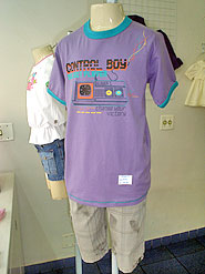 foto de um conjunto com blusa lil&aacute;s e bermuda camuflada 