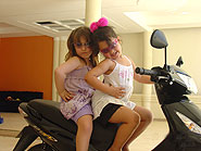 foto de duas meninas com short e blusa, em um look o lil&aacute;s &eacute; valorizando em outro o preto e branco