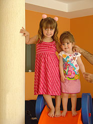foto de dois look, um com vestido e outro com mini-saia e blusa