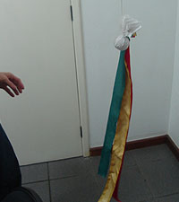 Foto de catavento feito com uma pedra encapada e fitas coloridas