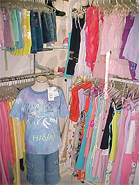 Foto de loja de roupas infantis