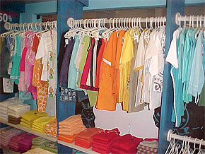Foto de loja de roupas infantis