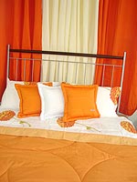 Almofadas e travesseiros recostados na cabeceira da cama