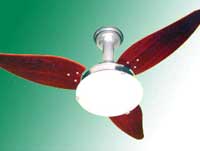 Almofadas e travesseiros recostados na cabeceira da cama