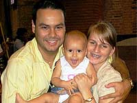 Foto de Priscila com o marido e a filha