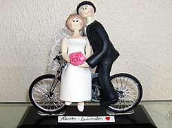 foto de noivos em biscuit em uma bicicleta