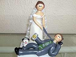 foto de noivos em biscuit com a noiva puxando o noivo pela gravata
