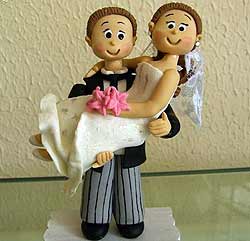 foto de noivos em biscuit com o noivo segurando a noiva no colo