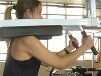 Foto de uma mulher fazendo muscula??o