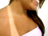 Mulher com m&aacute;quina de biqu&iacute;ni