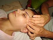 Terapeuta mostra tecnica de Shiatsu facial