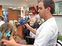 Foto de Glaubert fazendo escova em Danielle