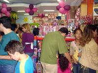 Foto de pessoas fazendo compras em uma loja de brinquedos