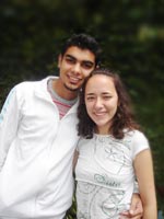 Foto de duas m?os, uma sobre a outra. Uma das m?os e da esposa e a outra do esposo