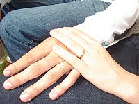 Foto de duas m?os, uma sobre a outra. Uma das m?os e da esposa e a outra do esposo