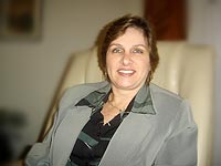 Foto de duas m?os, uma sobre a outra. Uma das m?os e da esposa e a outra do esposo