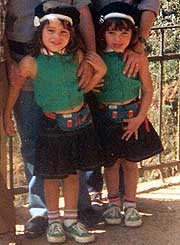 foto de Carolina e Juliana pequenas