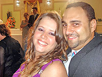 Foto de D&eacute;sia e o namorado com roupa de festa