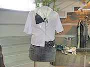 foto de mini-saia jeans com top de paet? preto e camisa branca de tecido com colar