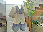foto de short jeans com blusa caqui e colar marrom