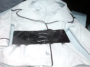 foto de blusa
branca com cinto preto embaixo do peito