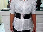 foto de mulher usando uma busa listrada com cinto preto
embaixo do peito