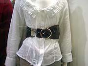 foto de blusa branca com cinto preto em manequim embaixo do peito
