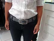 foto de mulher usando cinto mais estreito na cintura