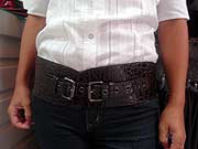 foto de mulher usando cinto marrom largo na cintura