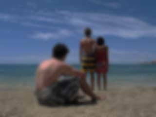 Um casal e uma pessoa