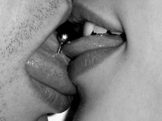 Foto de pessoas beijando