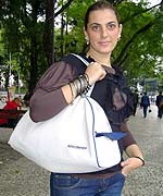 foto de Jana com sua bolsa