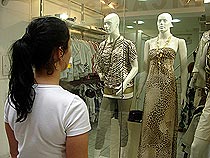 Foto de mulher olhando vitrine