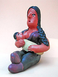 Escultura de mulher de barro segurando um beb?