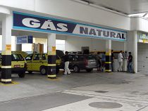 Foto de fila em frente ao
banco