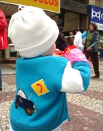 Menina de costas com casaco
