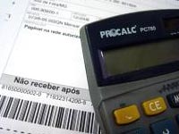 Foto de calculadora e contas a pagar
