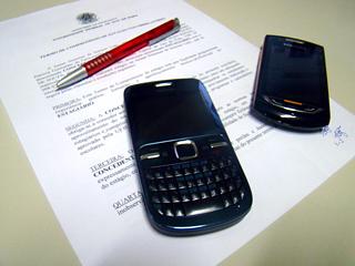 Foto de celulares, papel e caneta