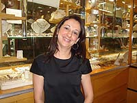 Foto da vendedora de loja de jóias, Cláudia Zoqbi, em entrevista 
à ACESSA.com sobre sua contratação temporária durante dezembro de 2005 e janeiro de 
2006, e sua efetuação em fevereiro de 2006