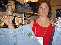 Foto de Maria de Concei&ccedil;&atilde;o mostrando um de seus produtos