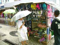 Foto de Maria de Conceição mostrando um de seus produtos