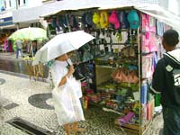 Foto de Maria de Concei??o mostrando um de seus produtos