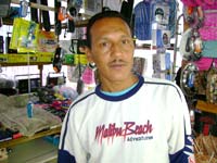 Foto de Sandra atendendo uma cliente